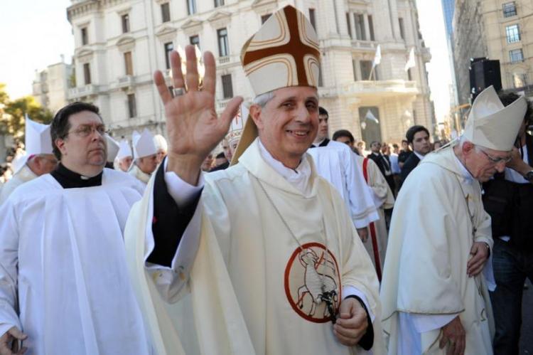 La comunidad porteña despide al cardenal Poli en la celebración del Corpus