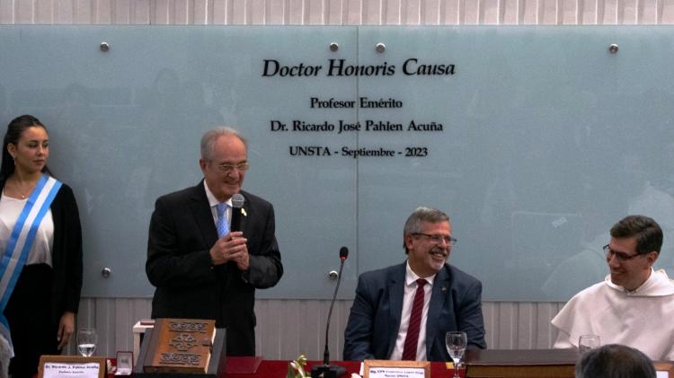 La UNSTA otorgó el doctorado honoris causa a un profesor emérito de la UBA