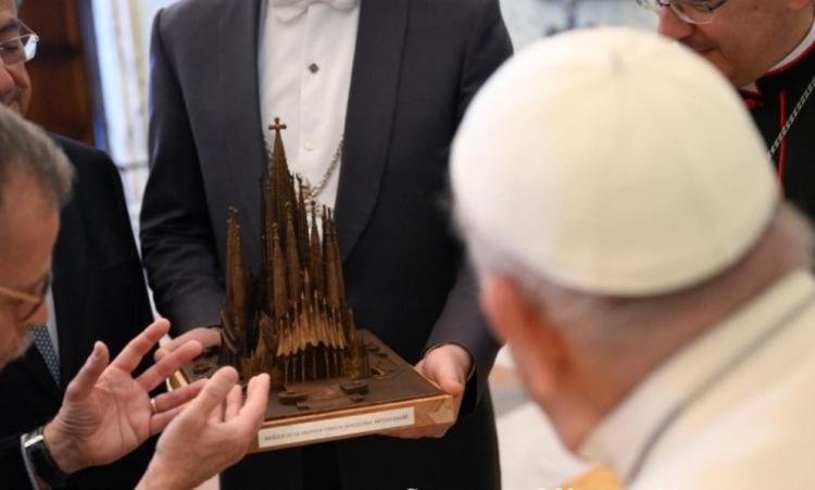 Las iglesias deberían levantar el corazón para alabar a Dios, pidió el Papa