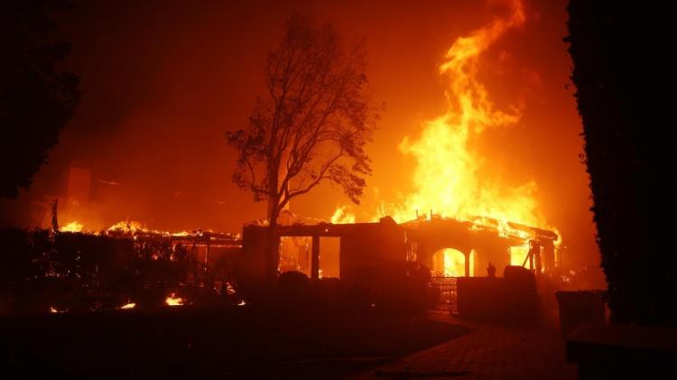 Los Ángeles: Evacuan parroquias y colegios ante el avance de los incendios