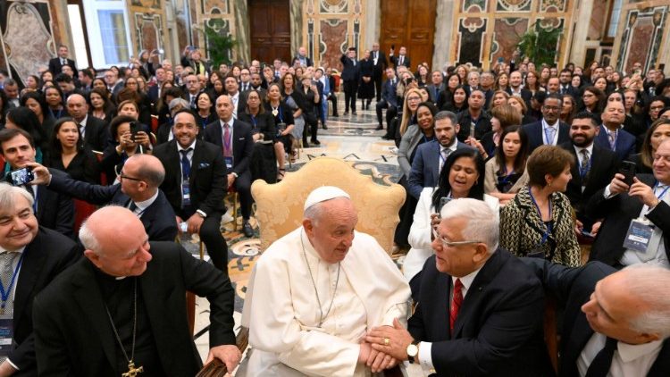 Los médicos de familia llevan atención y familiaridad a quienes sufren, dijo el Papa