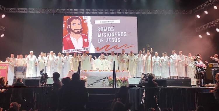 Los niños de Buenos Aires asumen la misión durante una misa en el Luna Park