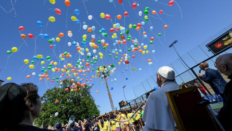 'Los padres, la familia, hacen crecer a las personas', recordó el Papa a los niños