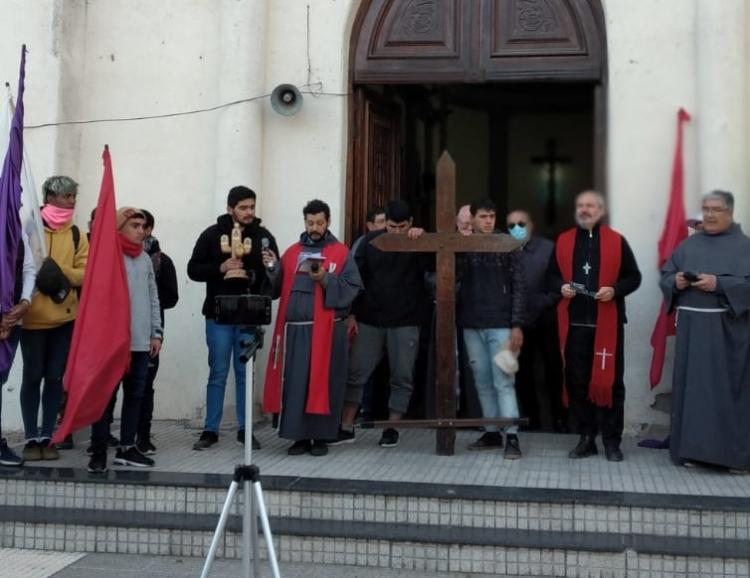 Los riojanos peregrinaron a Chamical llevando la Cruz de los Mártires