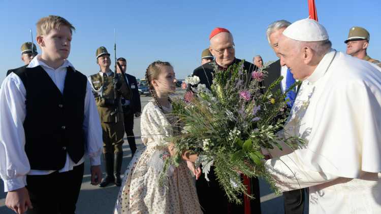 Francisco se refirió a los mártires franceses, a su viaje a Hungría y a los 'gélidos vientos de guerra'