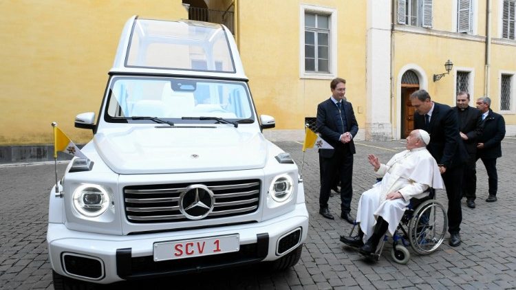 Mercedes-Benz le regala a Francisco un nuevo papamóvil eléctrico