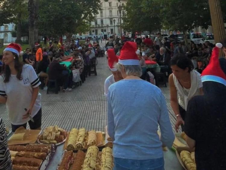 Mesa tendida en la Plaza de Mayo para los sin techo y demás personas vulnerables