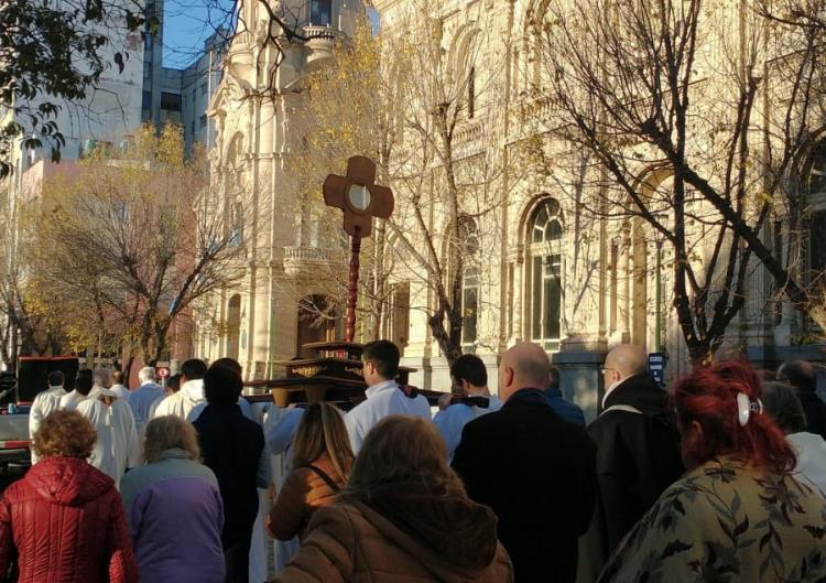 Mons. Azpiroz Costa: 'La Eucaristía es presencia del amor de Dios por nosotros'