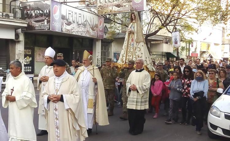 Mons. Azpiroz Costa: María "bendice a Dios y nos bendice"