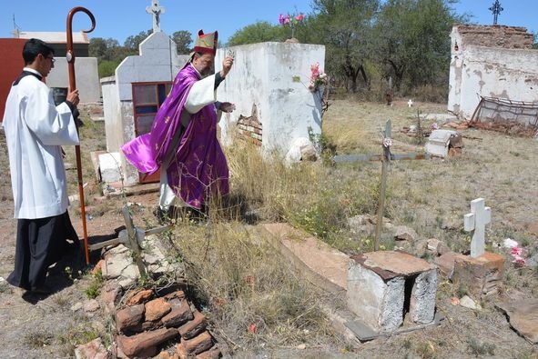 Mons. Barba: "Pedimos y rezamos a Dios por cada uno de nuestros fieles difuntos"