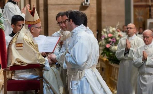 Mons. Barbaro, a los nuevos diáconos del Opus Dei: 'Sean alfombra para los demás'