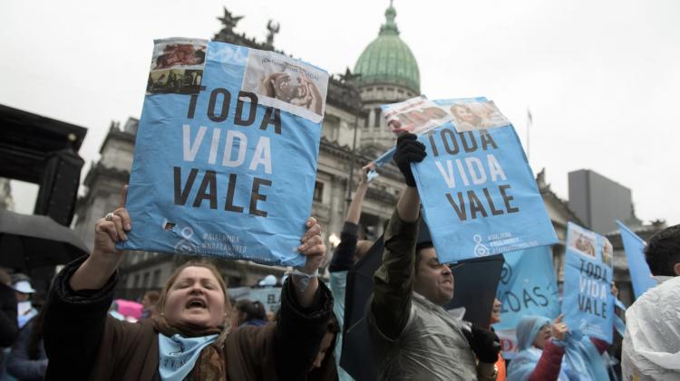 Mons. Bitar criticó el 'silencio generalizado' ante el crimen del aborto en el país