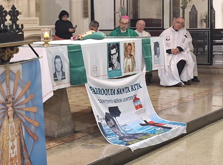 Mons. Carrara se disculpa por los cánticos políticos durante una misa