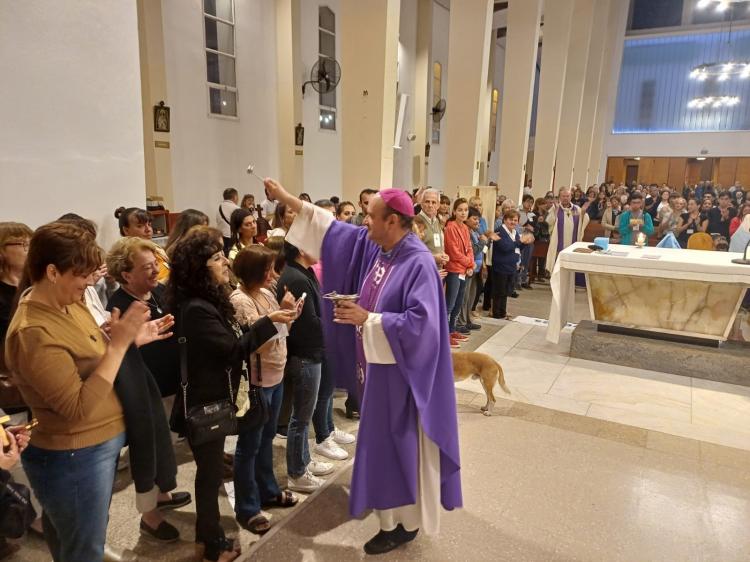 Mons. Eguía Seguí presidió la misa de envío misionero en Deán Funes