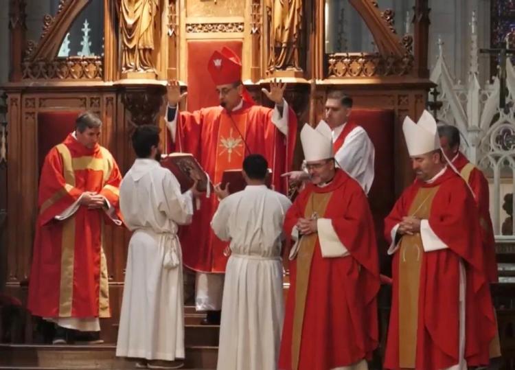 Mons. Fernández: 'El Espíritu Santo brota del Corazón de Cristo y nos lleva a él'