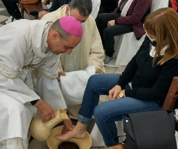 Mons. Fernández: "Necesitamos dejarnos transformar por el amor que reina en la Eucaristía"