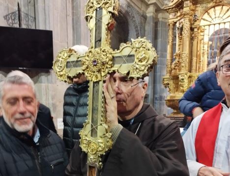 Mons. Larregain expuso la reliquia de la Cruz de Cristo en España