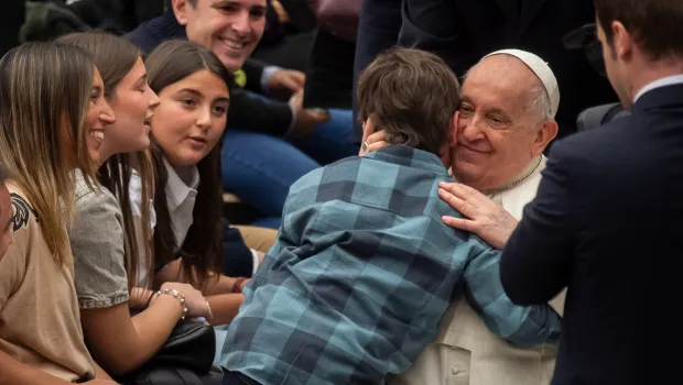 Mons. Lozano destaca el vínculo de un Papa anciano con los jóvenes