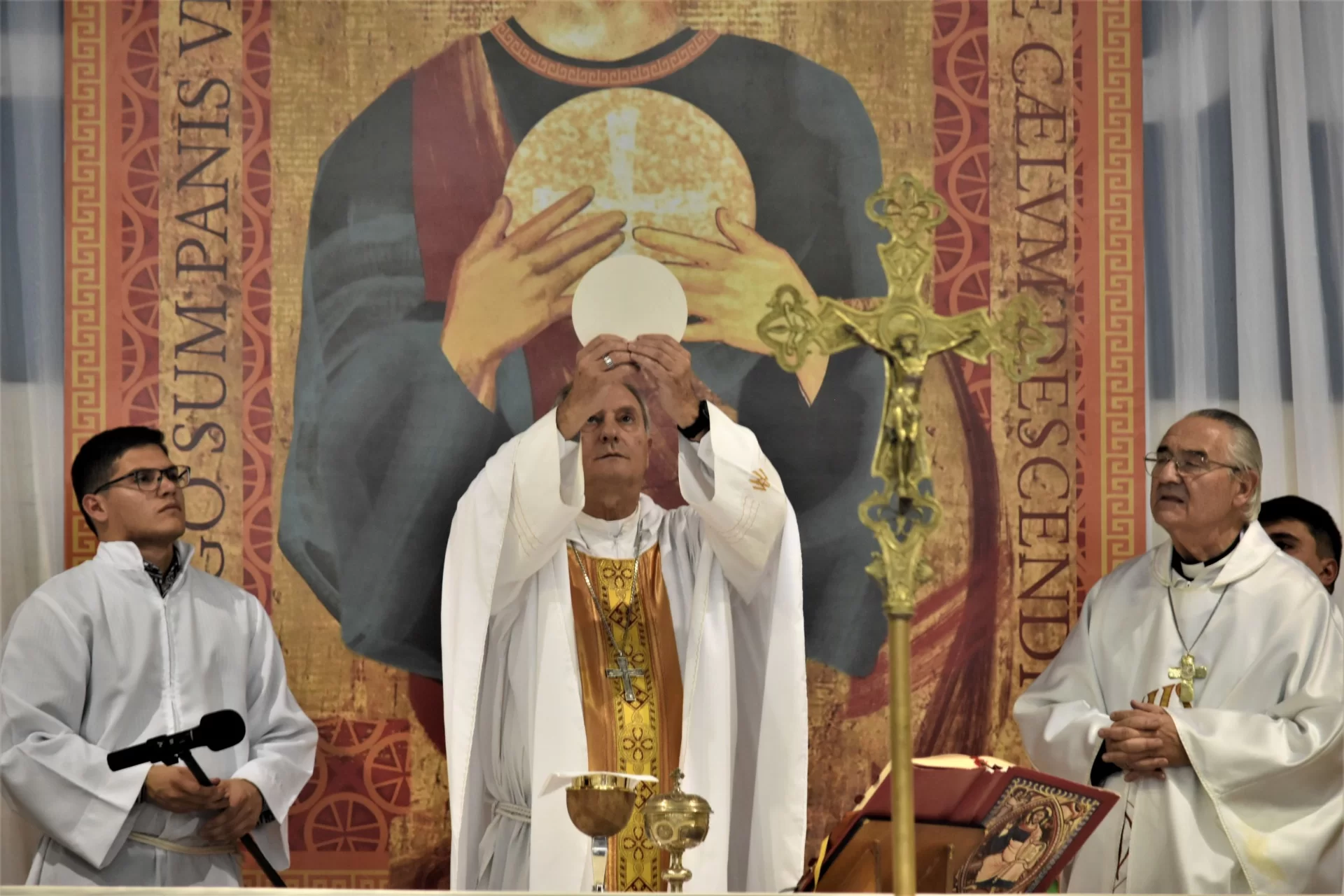 Mons. Lugones: 'Jesús, Pan partido y entregado, nos asegura el don de la paz'