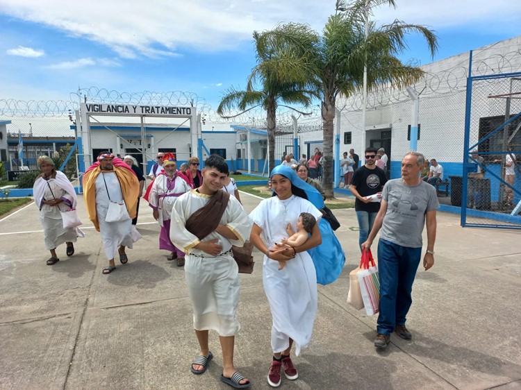 Mons. Lugones visitó a reclusos de una unidad carcelaria por la Navidad