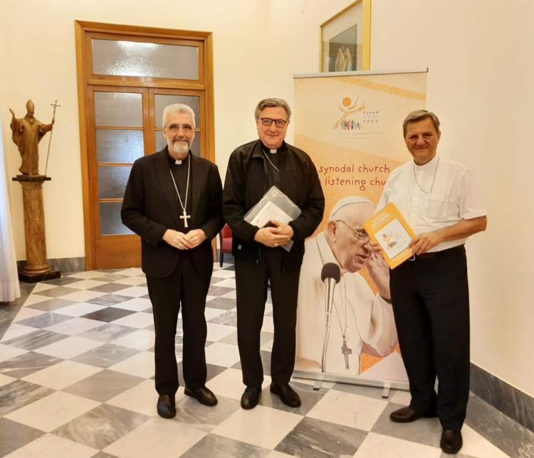 Mons. Martín entregó en el Vaticano el trabajo sinodal arquidiocesano