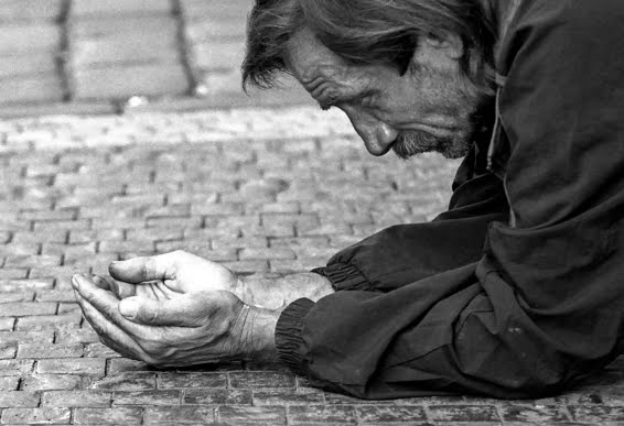 Mons. Mestre: "El pobre es sacramento y presencia del mismo Cristo"