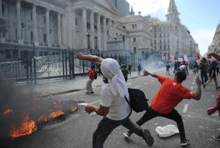 Mons. Olivera repudió los ataques al Congreso: "El camino jamás es la violencia"