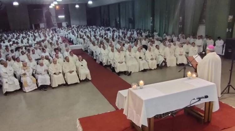 Mons. Rossi exhortó a los sacerdotes a comportarse de 'una manera digna a la vocación recibida'