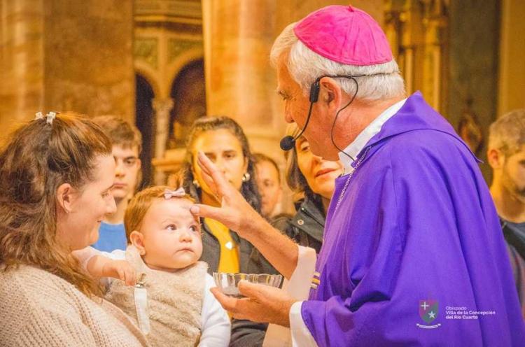 Mons. Uriona recomienda contemplar la Cruz para acercarse al amor de Dios