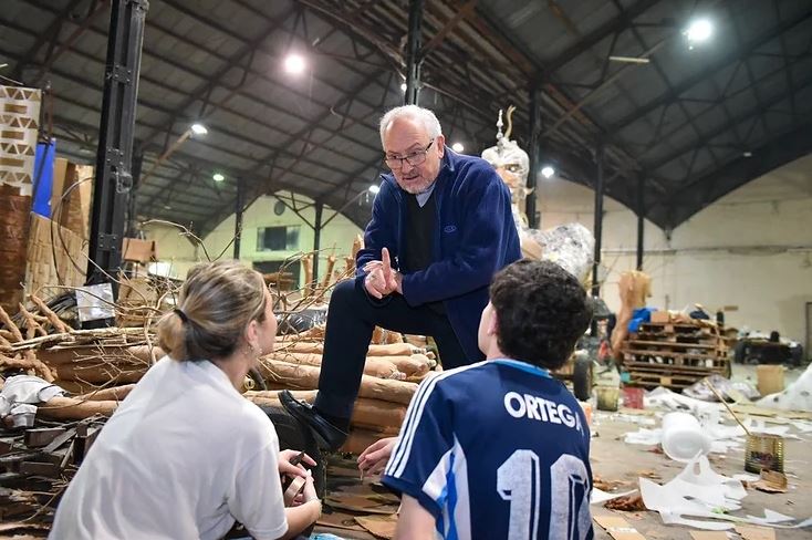 Mons. Zordán visitó a estudiantes carroceros en los galpones del puerto