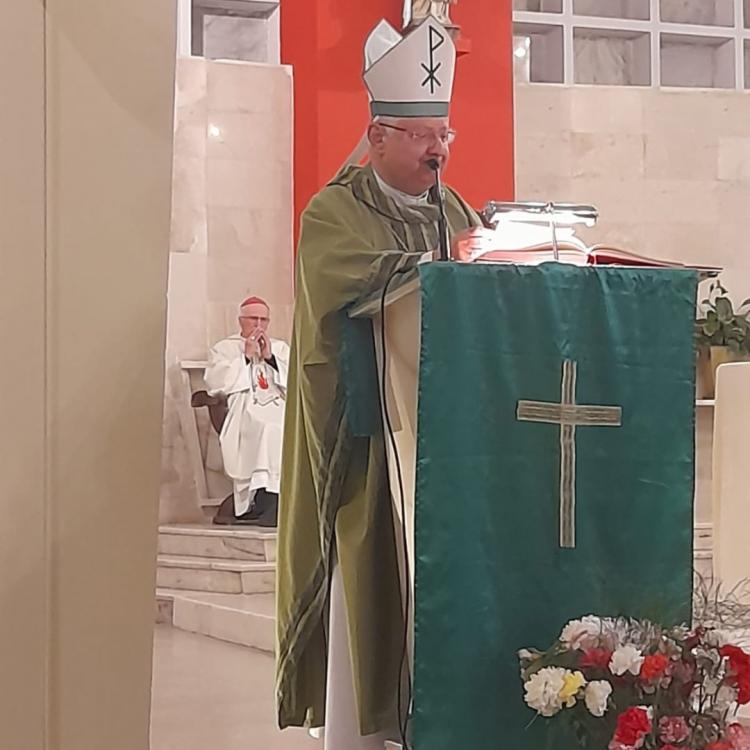 Mons. Zurbriggen se despidió de la comunidad de Deán Funes