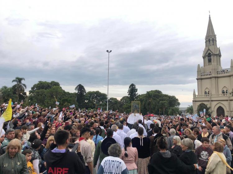 Multitudinaria peregrinación a la basílica Nuestra Señora de Guadalupe en Santa Fe