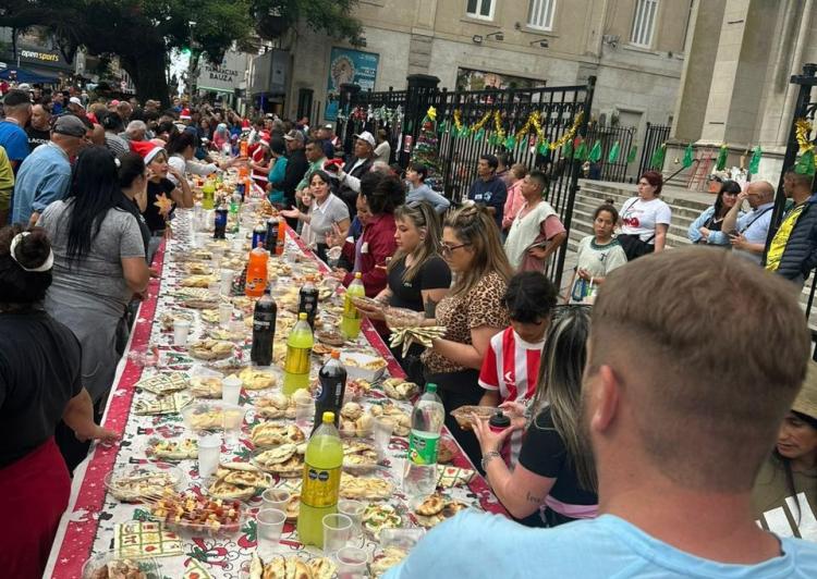 Navidad en Mar del Plata: cientos de personas sentadas a la 'mesa para todos'