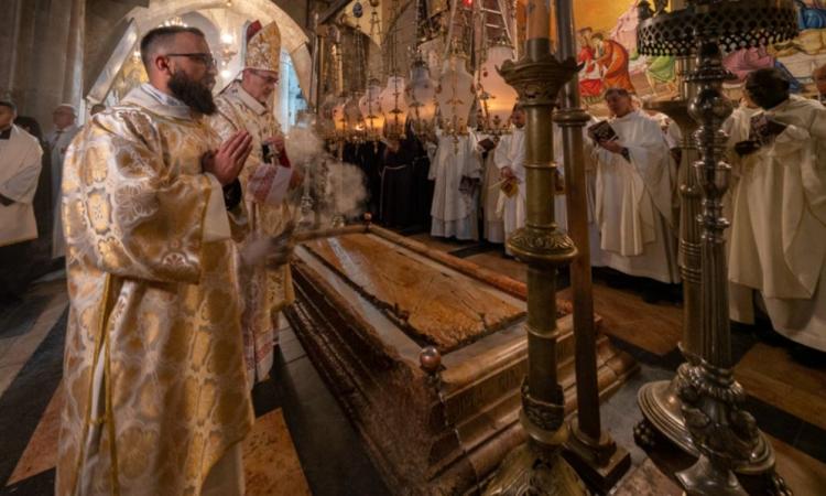 En Jerusalén se proclamó el anuncio pascual: '¡No está aquí, ha resucitado!'