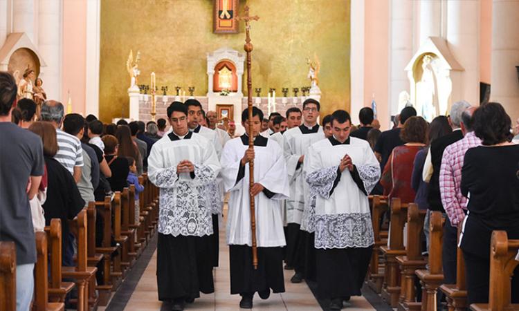 Ocho seminaristas de San Rafael, más cerca del altar de Jesús