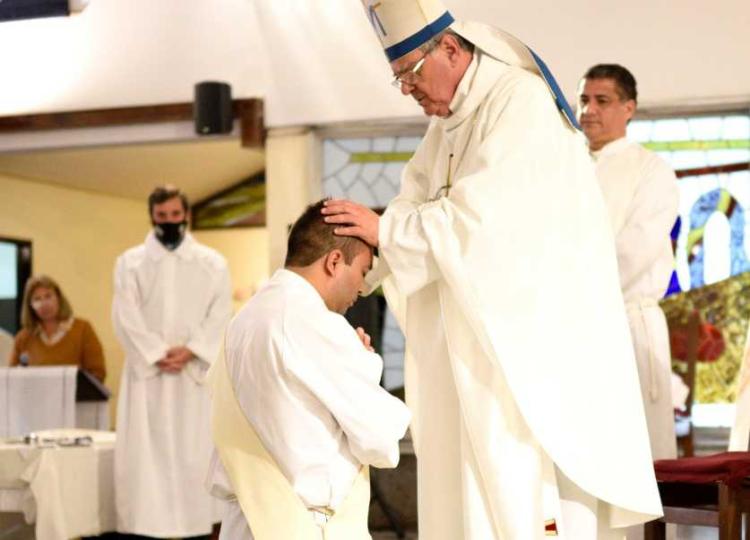 Ordenación sacerdotal de un religioso de la Sociedad de San Pablo