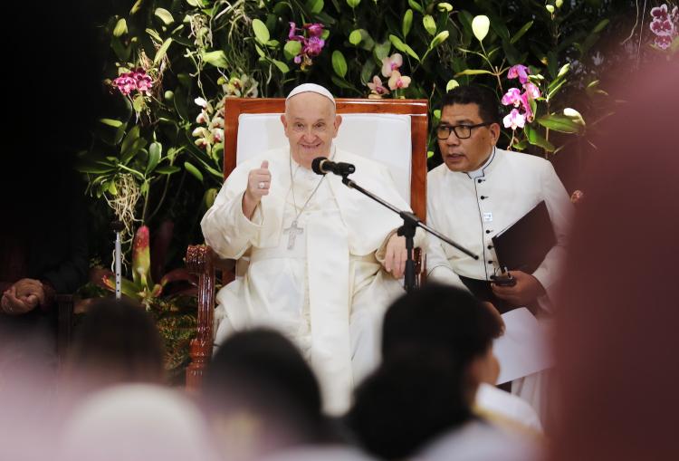 El Papa, a los jóvenes de Indonesia: 'Pensar, sentir, actuar y soñar en armonía'