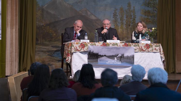 Presentaron el libro "Los ancianos y la Biblia"