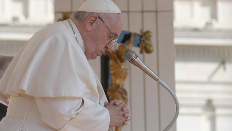 "Que Dios transforme el corazón de los que hacen la guerra", rezó Francisco