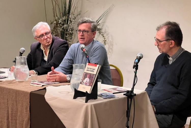 'Que haya lugar para todos', un libro para conocer a Mons. García Cuerva