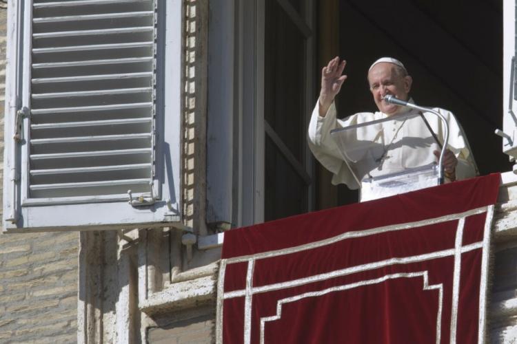 Regina Coeli: "La alegría de la Pascua no es para guardarla para uno mismo"