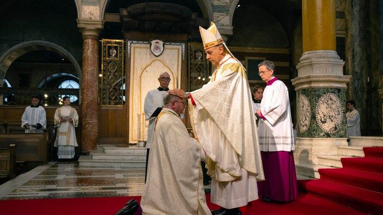 Reino Unido: ordenan al primer obispo para los católicos conversos del anglicanismo