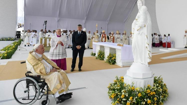 Romper la cadena del mal y construir un mundo de hermanos, pidió el Papa