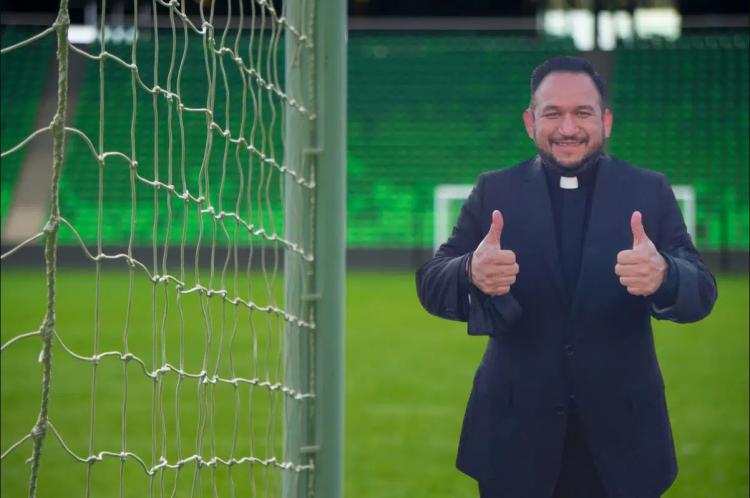 Sacerdote futbolero envía un mensaje de paz a las selecciones que jugarán en Qatar