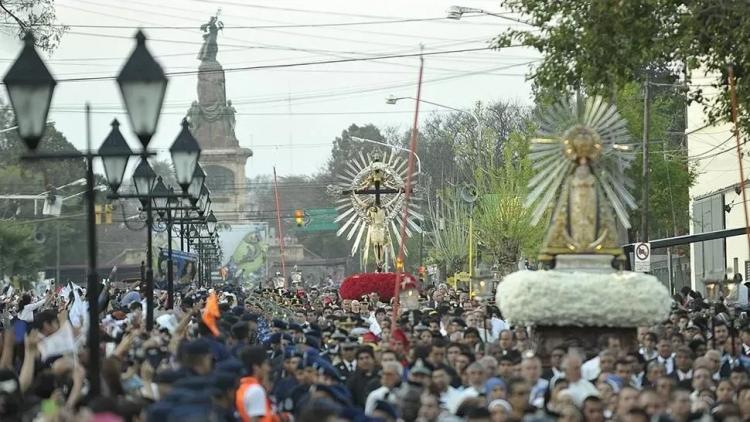 Salta: multitudinaria procesión del Señor y la Virgen del Milagro