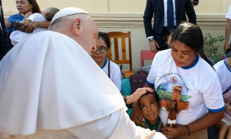 Francisco visita una escuela para niños con discapacidades en Timor Oriental