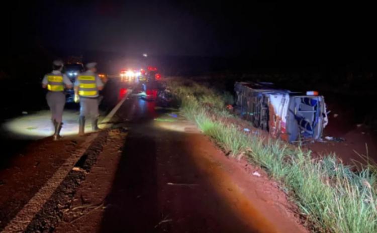 Tragedia en Brasil: Nueve peregrinos murieron al desbarrancarse un micro