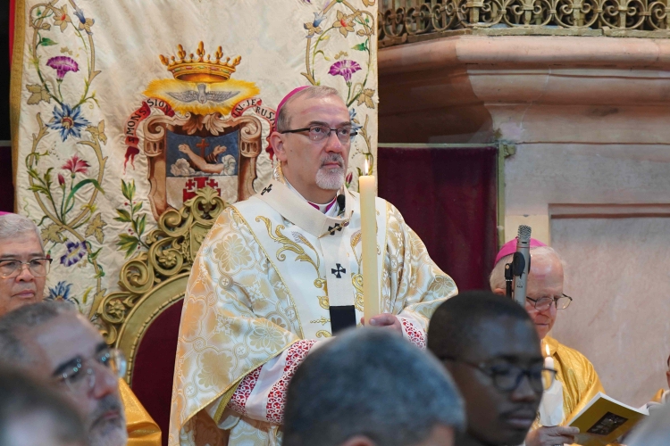 Vigilia pascual en Jerusalén: 'Levantemos la mirada para ver al Resucitado'